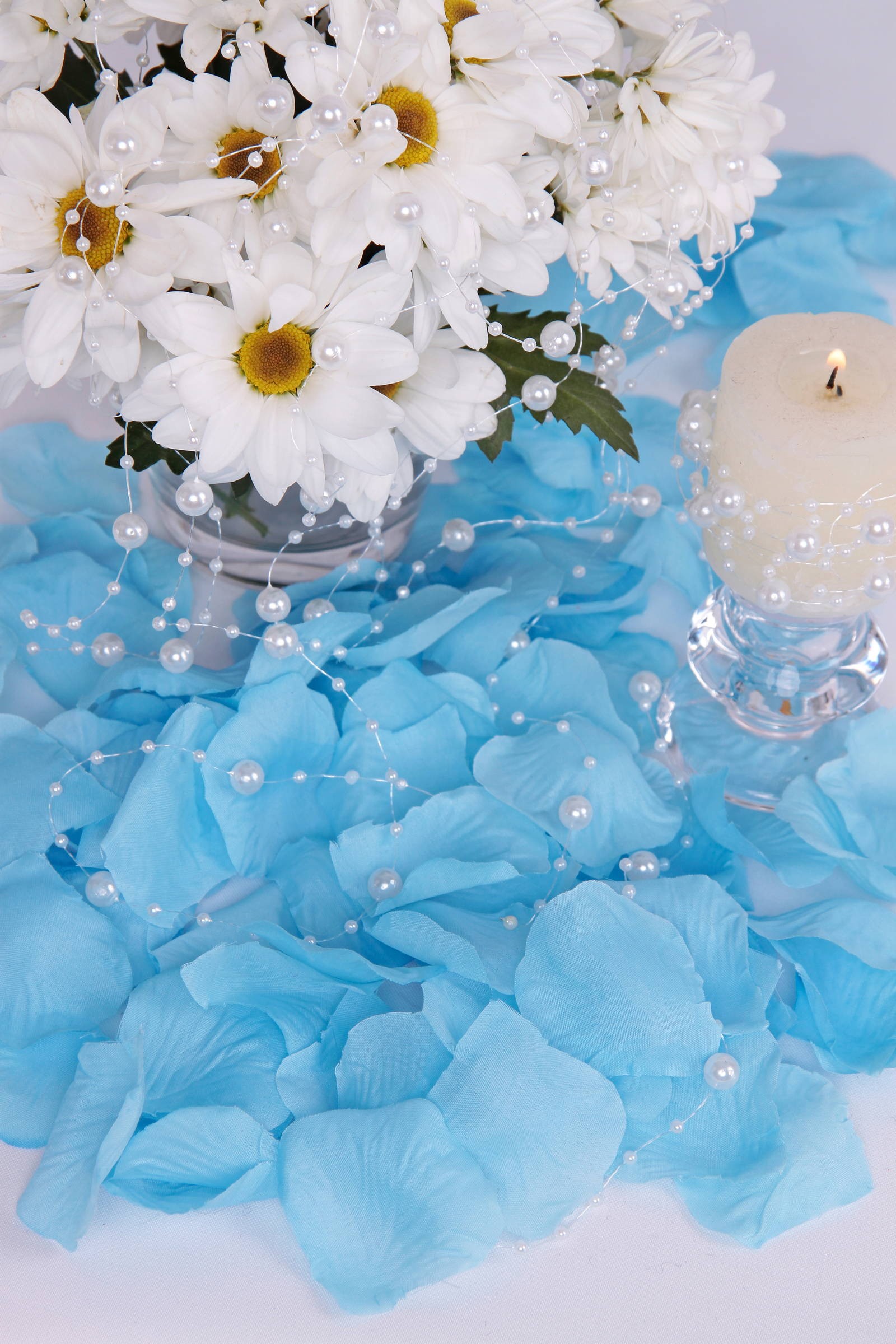 Communion table decorations - blue rose petals - obraz 0