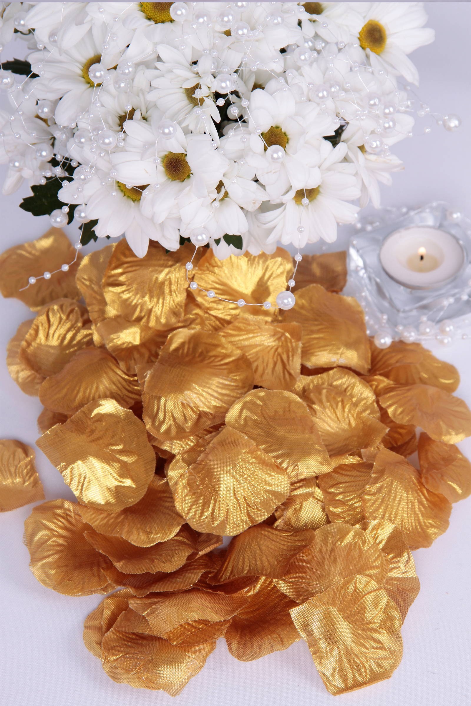 Communion table decorations - gold rose petals - obraz 0