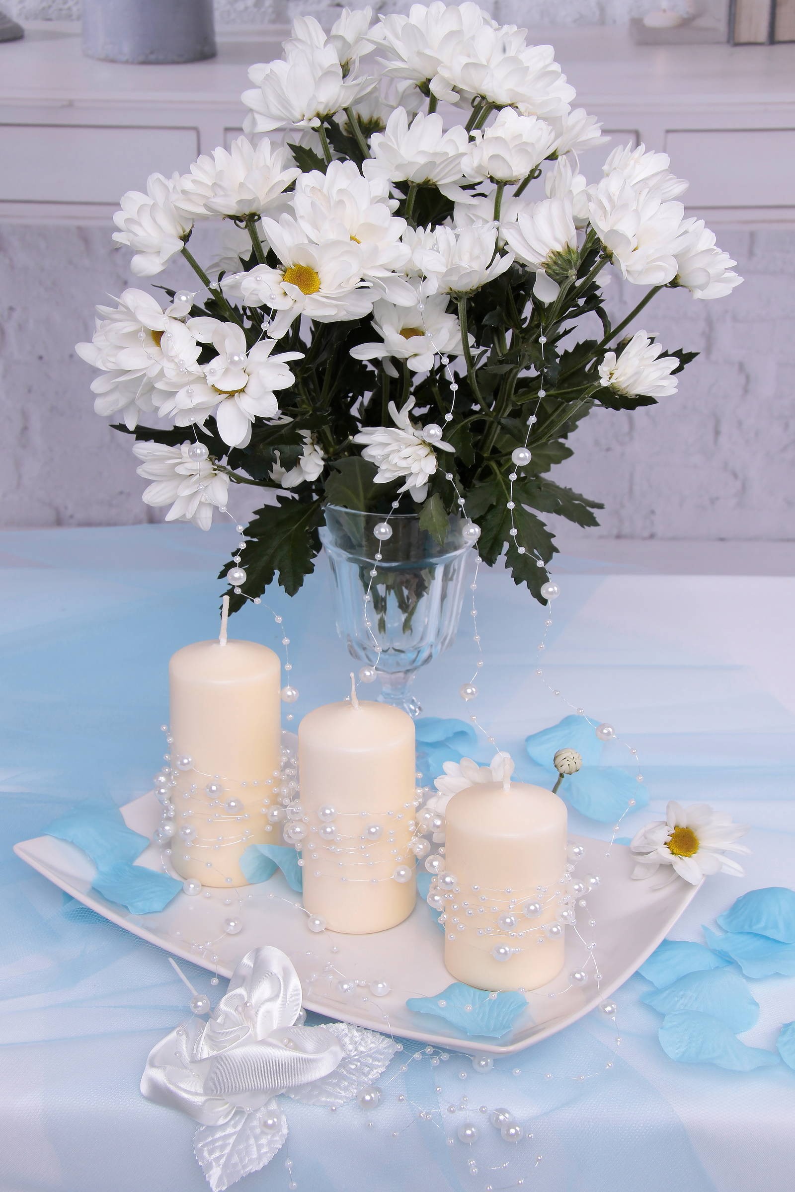 White pearl in communion garland White pearl in communion garland - obraz 1