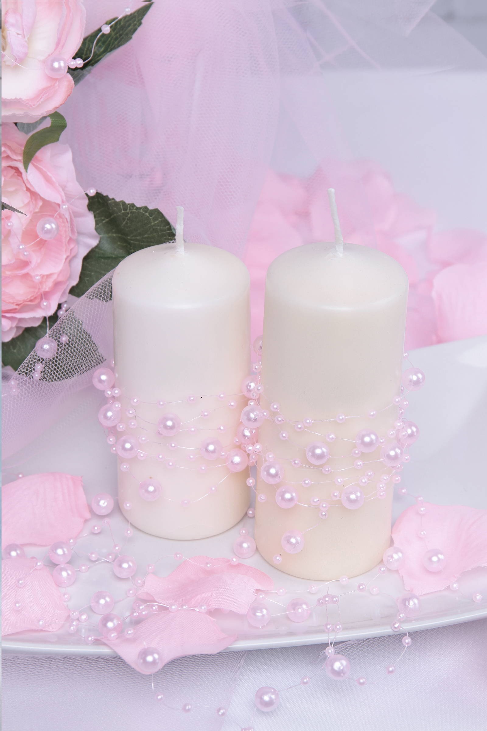 Pink pearl in communion garland - obraz 0