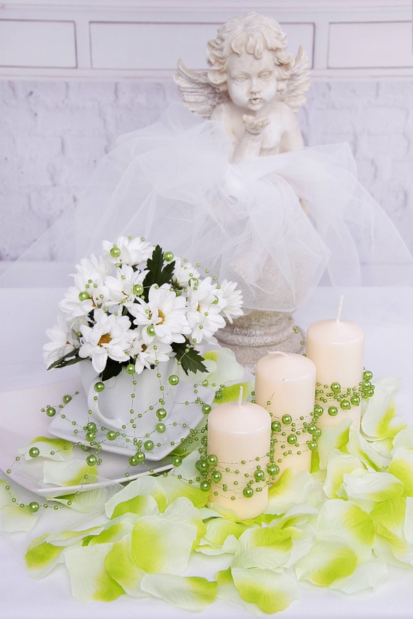 Green pearl in communion garland - obraz 1