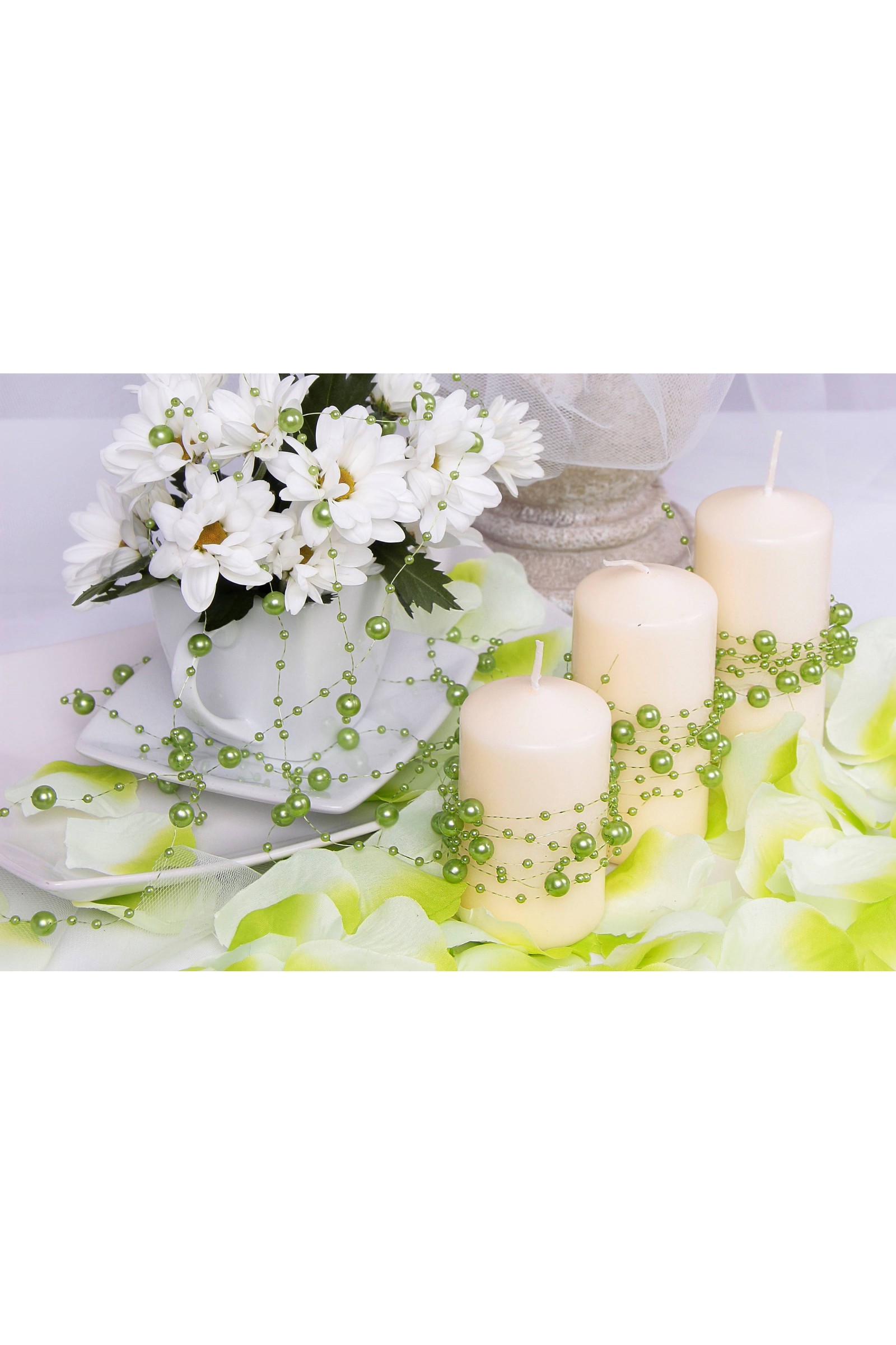 Green pearl in communion garland - obraz 2